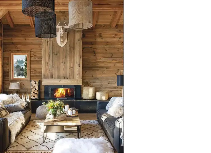 Rénovation d'une ferme savoyarde, salon cozy autour du feu à Domancy